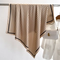 Elegante sciarpa in seta a pois beige drappeggiata su un appendino in metallo - 90x90cm / Cachi (FN219-3)