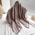 Foulard di seta a pois caffè e beige drappeggiato su abiti bianchi casual - 90x90cm / Lilla (FN219-4)