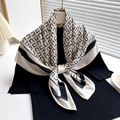 Klassisches 90cm geometrisches Seidentuch an schwarzem Top für stilvolles Outfit - Geometrische Textur (FN224-1) / Gebrochenes Weiß