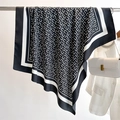 Detail van een 90cm vintage zijden sjaal met minimalistische zwart-witte geometrische print - Zwart