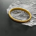 Bracciale elastico tubogas dorato con elegante texture metallica filettata da donna - Oro Stile C (03-I20) / Larghezza 0.98cm/Diametro Interno 4.58cm