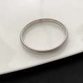 Bracciale elastico a vite in acciaio inossidabile argento su piatto di ceramica bianca - Argento Stile D (02-H13) / Larghezza 0.73cm/Diametro Interno 4.58cm