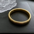 Bracciale rigido dorato largo con trama a coste verticali e finitura in metallo lucido - Oro Stile B (03-I3) / Larghezza 1.25cm/Diametro Interno 4.58cm