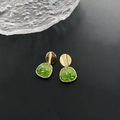 Boucles d'oreilles clous en argent s925 avec pierres vertes concassées et dorées - Vert