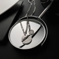Zilveren smiley ketting met asymmetrische ketting en gegraveerde ronde hangers - Zilveren Smile Face Ketting (05-B9)