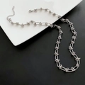 Collar hip hop de acero de titanio con eslabones anudados y acabado plateado - Estilo Corto