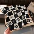 Détail du foulard en soie à motif camélia et damier avec accessoires de luxe élégants - 68*68cm / Noir