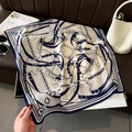 Details des Reitsportmusters auf einem marineblauen Seidenschal mit Kettendesign - 68x68cm / Marineblau
