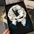 Sciarpa sottile in seta con stampa testa di cavallo annodata a fiocco su vassoio - Bordo Verde Scuro Bianco Crema Stampa Cavallo (LJ21-H191)
