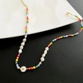 Kleurrijke kralenketting met zoetwaterparels en een witte madeliefjes hanger - Madeliefje Hanger Kleurrijke Kralen Ketting (02-A12)