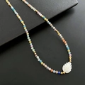 Kleurrijke natuursteen kralenketting met een witte schelphanger in bladvorm - Witte Bladhanger Kleurrijke Kralen Ketting (01-B8)