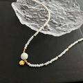 Choker met witte schijfkralen, gouden afstandhouders en een hartvormige hanger - Gouden Hart Hanger Witte Schijf Kralen Ketting (04-B4)