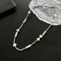 Vintage kralenketting met blauwe kristallen kralen en barokparels op zwarte achtergrond - Blauwe Gefacetteerde Kraal Barok Parel Ketting (03-A7)