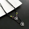 Zweilagige Herz-Halskette in Schwarz und Neongrün mit funkelnden Kristallen verziert - Herz-Ring-Set