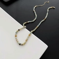 Minimalistische kralenketting met kleurrijke cilinderstenen en gouden accenten voor dames - Veelkleurige Cilindrische Kralen Ketting (03-K15)