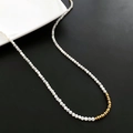 Elegante vintage parelketting met natuurlijke witte kralen en goudkleurige accenten - Witte Parelmoer Kralen Ketting (03-A18)
