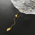 Collana con fagiolo dorato in acciaio al titanio con ciondolo Lucky inciso e catena a O - Oro