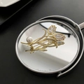 Spilla tulipano dorata elegante con petali in zircone e accento di perla bianca - Stile Perla Tulipano (30#XZ)
