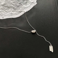 Collana minimalista in argento con ciondolo a fagiolo fortunato e targhetta Lucky incisa - Argento