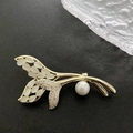 Elegante goldene Fischschwanz-Brosche mit opalisierendem Katzenauge und weißer Perle - Fischschwanz-Brosche