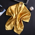 Élégant foulard en satin de soie doré pour femme suspendu à un cintre avec accessoires - Or