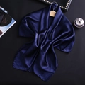 Détail d'un foulard en satin bleu marine au drapé élégant et à la texture soyeuse - Bleu Marine