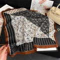 Dettaglio di sciarpa in seta con motivo a rose e patchwork vintage in nero, bianco e marrone - caffè