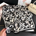 Dettaglio di un foulard in seta con stampa a rose e motivo a scacchi su sfondo fashion - Nero e Bianco