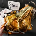 Élégant foulard en soie de 70cm avec motifs floraux et marbrés sur un sac en cuir - 70x70cm / Marron