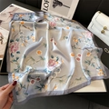 Elegante foulard di seta con motivi a fiori su sciarpa quadrata in raso blu da donna - Elegante Stile Floreale Peonia Blu Chiaro (FJ880-1)