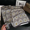 Detailopname van vintage paisley vierkante sjaal met elegante zijdeachtige textuur en val - Grijs