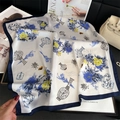 Zijden sjaal met blauw-wit porseleinprint, bloempatronen en vlinder-elementen - Blauw en Wit Porselein Bloemenstijl (FJ876-2)