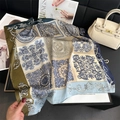 Elegante zijden sjaal met blauwe barokke bloemenprints en een gladde satijnen afwerking - Barokke Krulpatroon Stijl (FJ876-1)