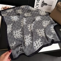 Carré de soie classique à motif damier pied-de-poule et élégantes arabesques - Style de Vigne Plaid Noir Blanc Gris (FJ889-2)