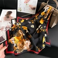 Elegante foulard in seta nera con fiori gialli e bordo rosso su superficie in pelle - Stile Crisantemo Con Foglie Di Ginkgo Nero (FJ892-4)