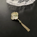 Élégante broche éventail à pompon avec orchidée en nacre blanche et détails en émail vert - Style Éventail à Gland (80#XZ)