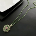 Elegante collar de flor giratoria con pétalos de jade verde y centro de cristal rojo - Estilo de Flor Giratoria (2-1#19)