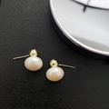 Elegante Perlenohrstecker mit goldenem Halter auf strukturiertem schwarzen Leder - Perlgold (S925 Silber Nadel)