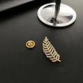 Elegante broche de pluma dorada con circonitas micropavé y cierre de mariposa a juego - Broche de Pluma (90#XZ)