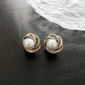 Franse stijl vintage pareloorknopjes met gouden spiraalontwerp en wit emaille detail - Witte Camellia (648#XK)