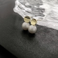 Eleganti orecchini a perno in argento 925 con disco dorato e perle bianche lucide - Oro (Perno in Argento S925)