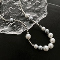 Elegante collana con perle in metallo argento e perle sintetiche bianche e grigie a contrasto - Collana di perle sintetiche in acciaio al titanio