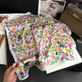 Foulard en soie coloré pour femme avec de doux motifs floraux sur tissu crème - Base Blanc Cassé Fleurie Colorée (FJ893-1)