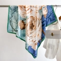 Lussuoso foulard in seta da 90cm con rose bianche su sfondo verde acqua e viola - Sfondo Blu-Verde Rosa Bianca (FN207-1)
