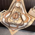 Détail d'un carré de soie vintage de 90cm avec motifs de chaînes dorées et médaillons - 90x90cm / Kaki