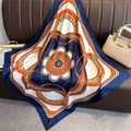 Détail du motif de chaîne élégant et fleurs sur un grand foulard en soie bleu et orange - 90x90cm / Bleu marine