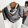Elegante foulard quadrato in raso a fiori bianco e nero su gruccia in legno - 68*68cm / Nero (FR44-1)