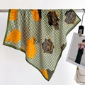 Gros plan détaillé d'un foulard en soie pied-de-poule vert et blanc aux motifs floraux - 68*68cm / Vert