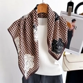 Écharpe à carreaux vichy avec illustrations au trait sur pull en maille blanc - 68*68cm / Marron