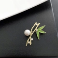 Eleganter Gold-Bambus-Anstecknadel mit grünen Emaille-Blättern und weißer Perle für Damen - Bambusform Künstliche Perle Stil (112#XZ)
